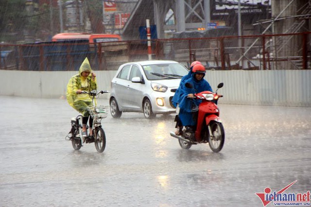 
Từ sáng 6/6, thủ đô Hà Nội và các tỉnh Bắc Bộ sẽ chịu tác động của không khí lạnh, trời có mưa dông nhiều nơi giúp nhiệt độ hạ sâu, chấm dứt nắng nóng. Ảnh: Trần Thường
