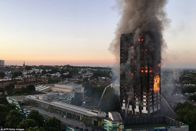Hình ảnh người còn sống mắc kẹt bên trong tòa nhà 27 tầng bị lửa bao trùm, nhiều người được xác nhận đã chết - Ảnh 1.