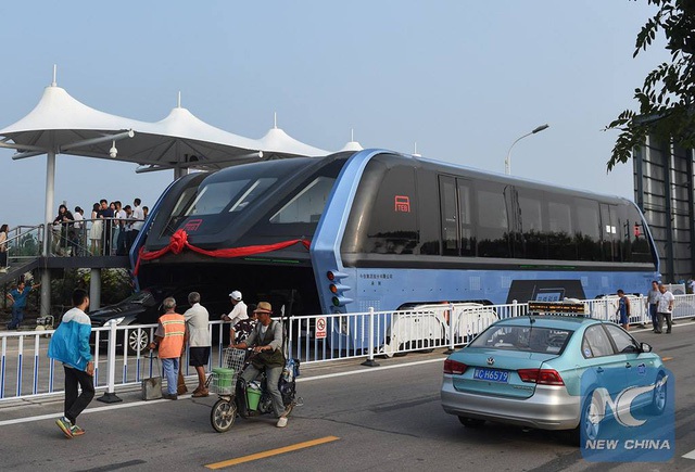 Xe buýt chống tắc đường từng làm xôn xao dư luận Trung Quốc. Ảnh: China News