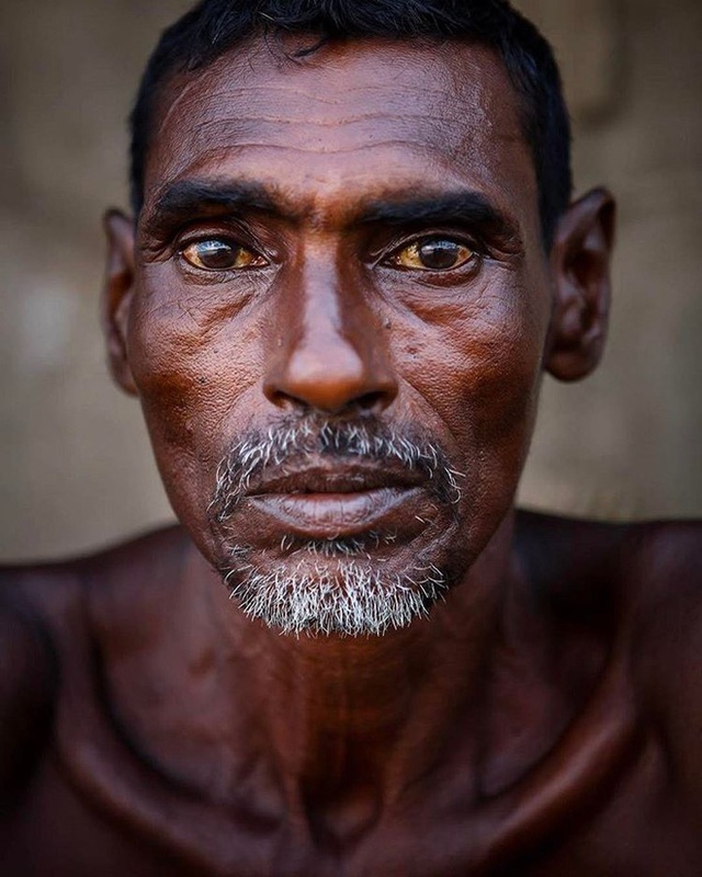 Bức hình ông bố nghèo nhận được cả trăm nghìn lượt thích và chia sẻ của cư dân mạng. (Ảnh: Instagram GMB Akash )