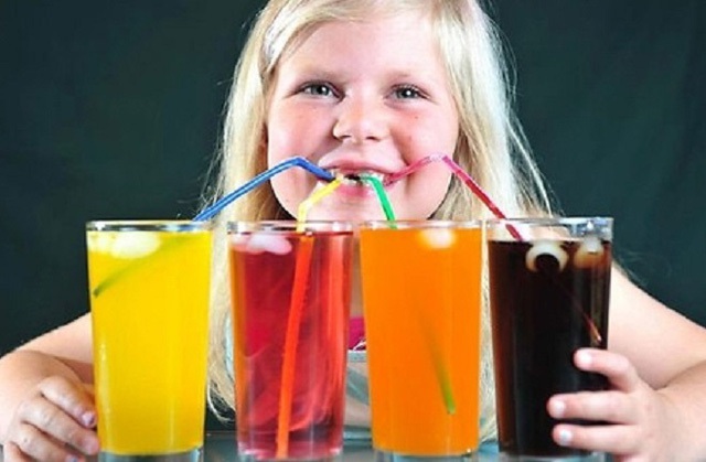 Hạn chế cho trẻ uống quá nhiều nước ngọt .