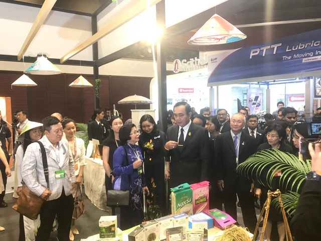 Thủ tướng Thái Lan thăm gian hàng Việt