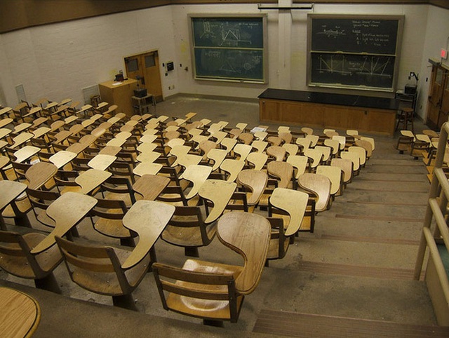 Là một người thuận tay trái, bạn chỉ biết câm nín khi bước vào một lớp học như thế này. Chiếc ghế nào sẽ xướng tên bạn được cơ chứ?