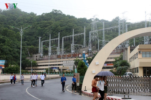 
Những ngày qua, do mưa lũ ở thượng nguồn, mực nước các hồ Sơn La, Hòa Bình, Tuyên Quang đã vượt mực nước cho phép.
