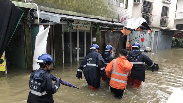 Hong Kong tê liệt vì bão Hato - Ảnh 1.