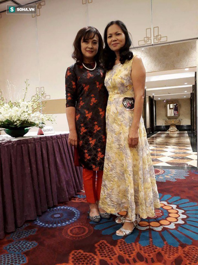 Chị Đồng Thị Luyện (Facebook Trần Đồng) mặc váy vàng