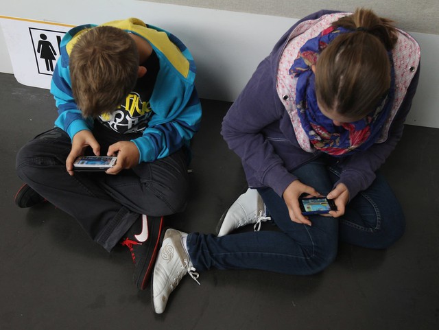 Điện thoại thông minh có đang hủy hoại thế hệ trẻ thế giới ra sao? - Ảnh 1.