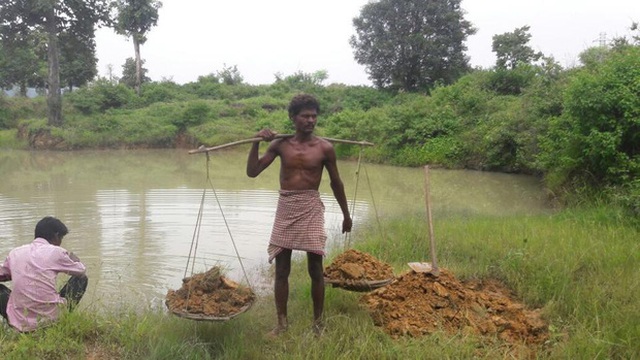 Ông Shyam Lal đã quyết tâm đào ao, giúp đỡ người dân trong làng khắc phục tình trạng thiếu nước.