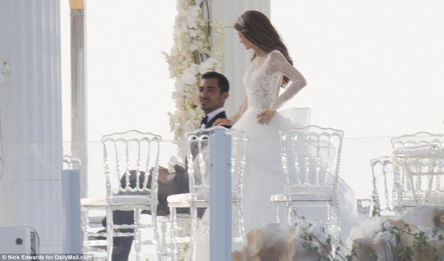 Cặp đôi làm đám cưới trong một lâu đài tuyệt đẹp bên bờ biển Italy.