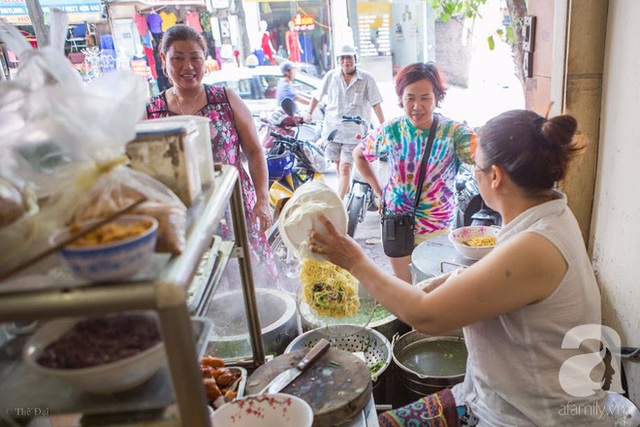 Tiệm mì vằn thắn lâu đời, nhỏ xíu nhưng cực đông khách trên phố Trương Định (Hà Nội)
