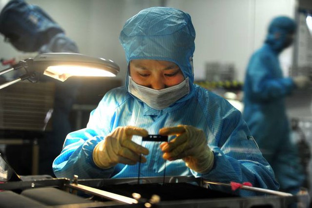 Một công nhân làm việc tại nhà máy của Lens Technology, công ty cung ứng kính màn hình cảm ứng cho Apple, Samsung