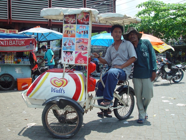 Những người bán hàng rong có thể thành cứu tinh cho nền kinh tế Indonesia bằng cách này - Ảnh 2.