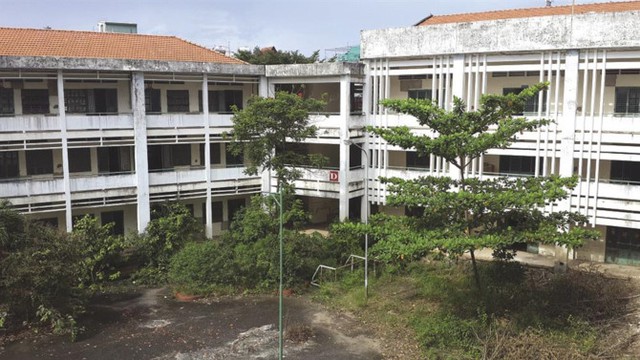 Ngôi trường hàng chục tỷ đồng bỏ hoang giữa Sài Gòn - Ảnh 1.