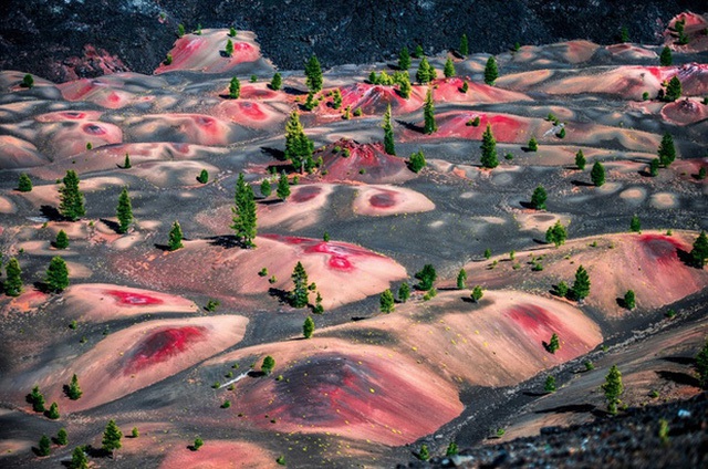 Những cồn cát mang màu của lửa đẹp tựa như những bức họa kiệt tác chính là đặc trưng của Công viên Quốc gia Núi lửa Lassen, Mỹ..