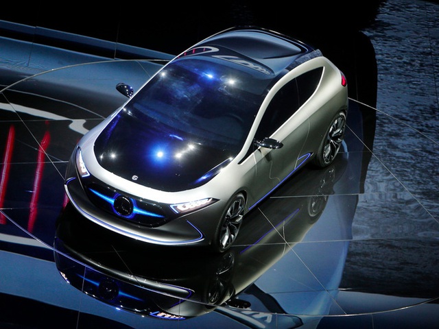 
Chiếc xe mẫu EQA, kẻ được cho là con át chủ bài của Mercedes để đánh lại xe điện của Tesla.
