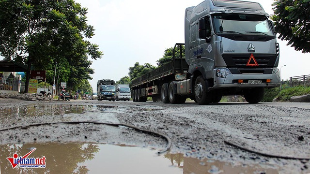 Thảm cảnh khó tin ở đại lộ hiện đại nhất Việt Nam - Ảnh 1.