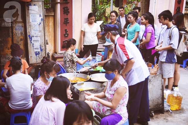 Hàng bánh rán nhỏ nổi tiếng trong ngõ Lạc Long Quân.