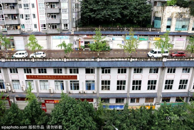 Đất chật người đông, Trung Quốc đành xây hẳn đường đi trên nóc nhà - Ảnh 1.
