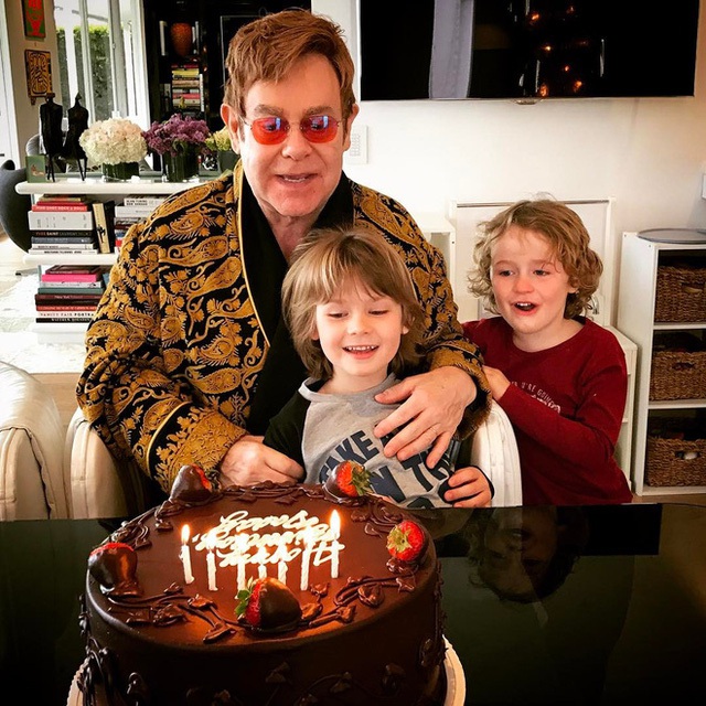 Elton John là ông bố nghiêm khắc của hai cậu con trai.