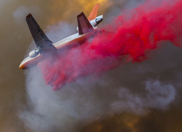 Máy bay được huy động để rải hóa chất dập lửa.