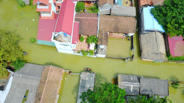 Những con đường bê tông trong xóm làng ngập nước.
