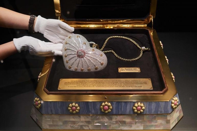 Chiếc túi kim cương hình trái tim có giá 3,8 triệu USD.