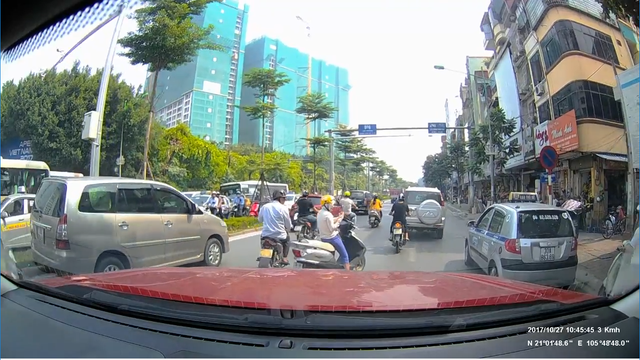 Người phụ nữ dừng xe giữa đường dùng điện thoại bất chấp dòng phương tiện đông đúc - Ảnh cắt từ clip.