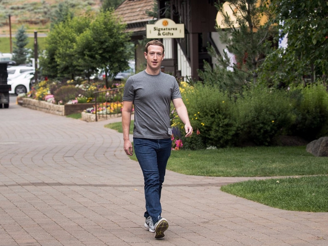 Mỗi chiếc áo trông có vẻ bình dân của Mark Zuckerberg có giá hàng trăm, nghìn đô.