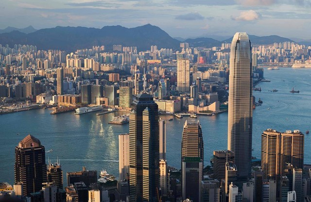 Tòa nhà The Center (giữa) là một trong những tòa nhà cao nhất Hồng Kông