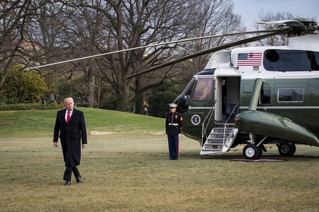 [NÓNG] Siêu trực thăng Marine One hộ tống tổng thống Mỹ Donald Trump đã tới Đà Nẵng - Ảnh 1.