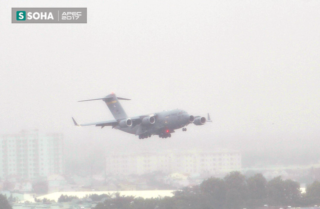 [NÓNG] Siêu vận tải cơ Boeing C-17 Globemaster III chở đoàn tiền trạm Mỹ tham dự APEC đã hạ cánh xuống sân bay Đà Nẵng - Ảnh 1.