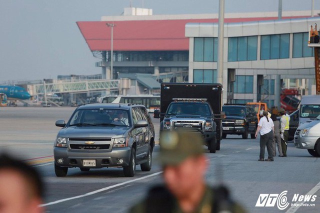 Xe chuyên dụng của Đơn vị Xử lý Vật liệu Độc hại trong đoàn xe hộ tống Tổng thống Mỹ tại sân bay Nội Bài, chiều 11/11. (Ảnh: Hữu Dánh)
