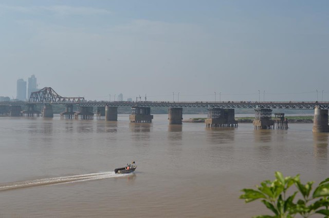 Hà Nội: Trục vớt thành công quả bom dài 2m ở chân cầu Long Biên - Ảnh 1.