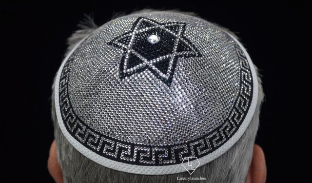 Chiếc mũ yarmulke có giá 3,8 tỷ VND.