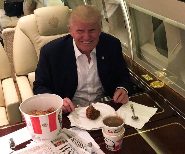 Ông Trump ăn gà rán KFC trên máy bay chiến dịch tháng 12/2016 (Nguồn: Twitter).