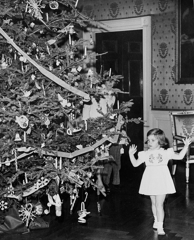 Đệ nhất tiểu thư Caroline Kennedy ngạc nhiên trước cây Noel trong Phòng Thiên thanh ngày 13/12/1961.