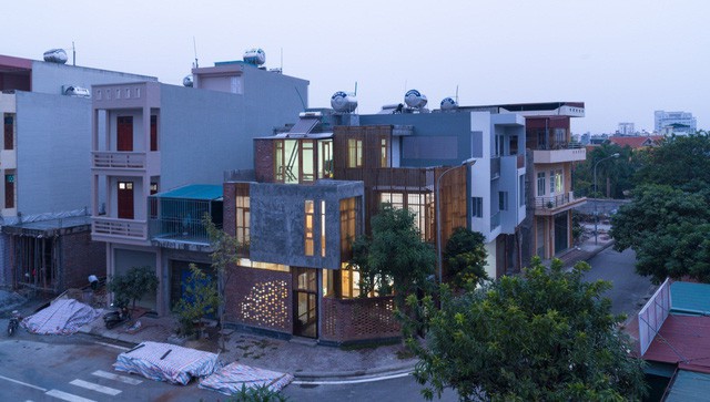 Nằm ở khu đô thị mới của thành phố Hải Dương, ngôi nhà được thiết kế với hình dáng khác biệt hoàn toàn với những ngôi nhà cùng khu phố.