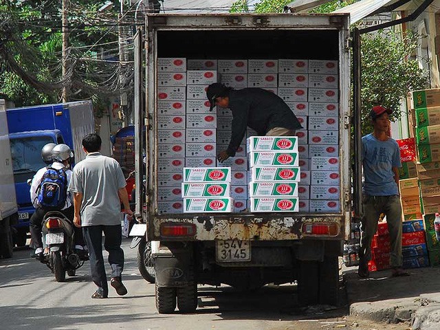 Nhiếu ý kiến lo ngại thương hiệu Bia Sài Gòn sẽ biến mất sau khi rơi vào tay đại gia nước ngoài. Ảnh: HTD