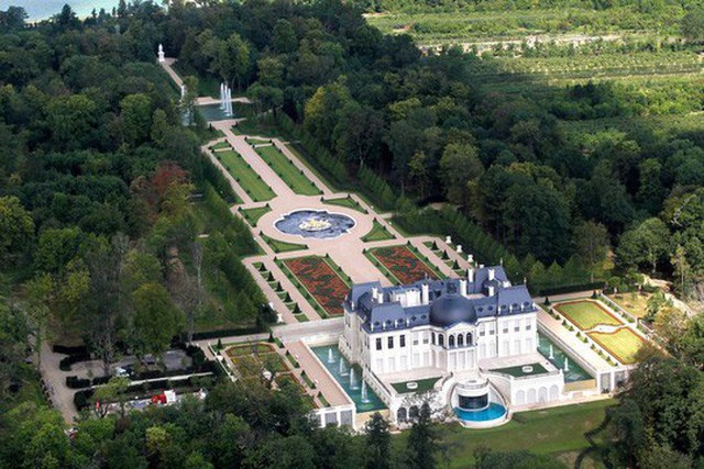 Tòa biệt thự Chateau Louis XIV rộng 4.645 m2. Ảnh: Reuters