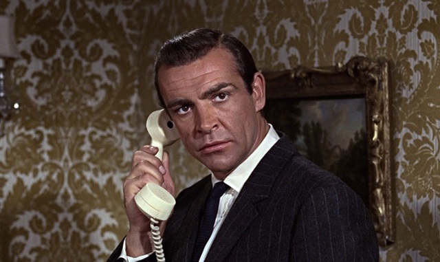 Hãy thử xem những tập 007 đầu tiên và bạn sẽ thực sự thấy thốn vì James Bond không có di động.