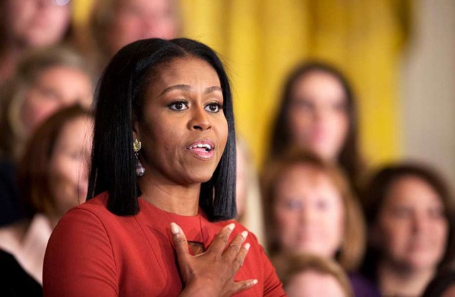 
Khép lại diễn văn, bà Michelle Obama nói với giọng run run xúc động:
