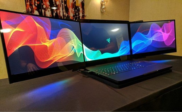 Laptop với 3 màn hình 4K Razer Project Valarie. Ảnh: Yahoo.