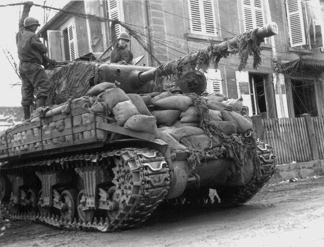 Xe tăng M4A3 Sherman với lớp chống đạn bằng những bao cát xếp quanh