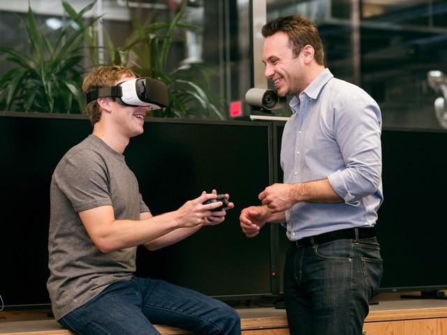 Mark Zuckerberg dùng thử Oculus Rift