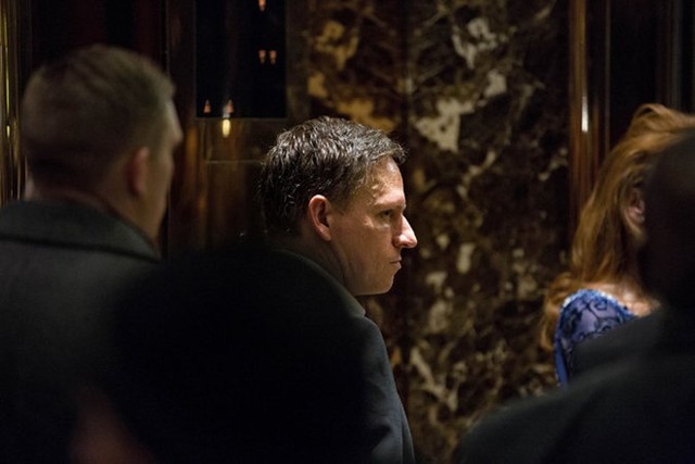 Cánh tay phải của Trump tại cuộc họp với các giám đốc điều hành công nghệ, ông là người duy nhất (tại Silicon) tài trợ 1,25 triệu USD trong chiến dịch tranh cử của Trump. Ảnh: The NewYork Times.