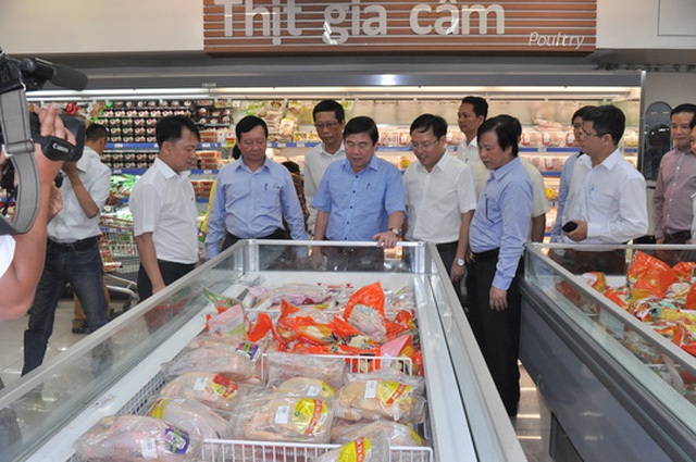 Ông Nguyễn Thành Phong khảo sát tình hình kinh doanh Tết tại hệ thống bán lẻ thuộc Saigon Co.op sáng 25-1
