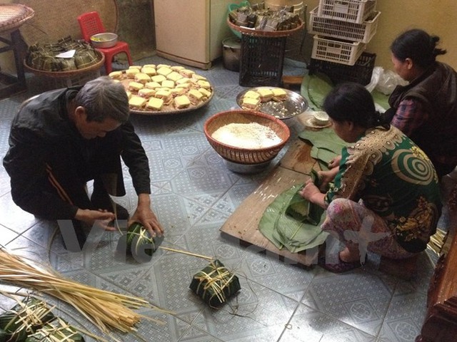 Gia đình cô Đỗ Thị Phương (Long Biên, Hà Nội) có nghề gói bánh chưng từ nhiều đời. (Ảnh: PV/Vietnam+)