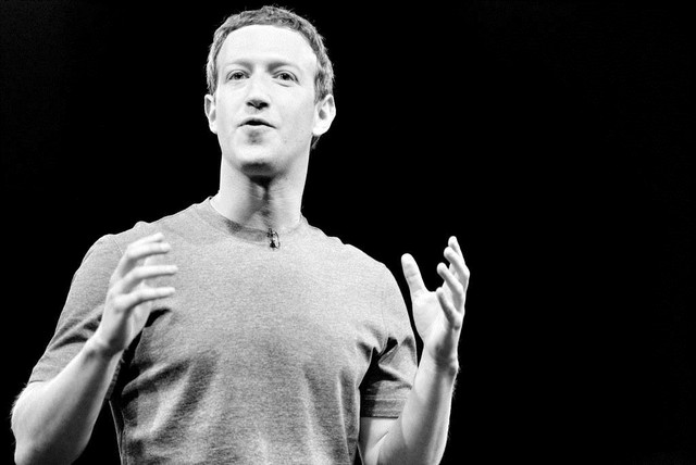 Cha đẻ Facebook Mark Zuckerberg luôn xuất hiện với chiếc áo T-shirt màu xám