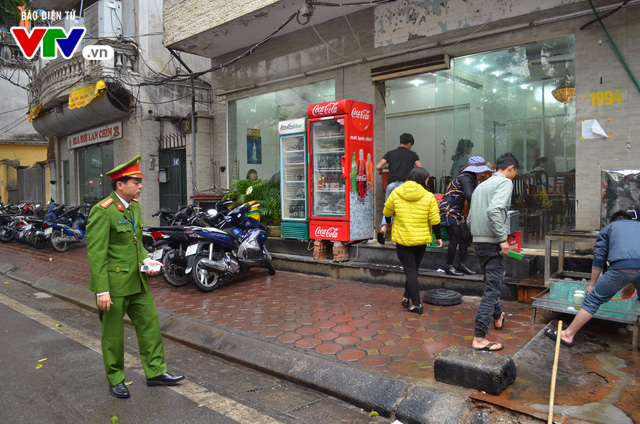Các quán bia, cửa hàng ăn nằm trên đường Tăng Bạt Hổ, Trần Thánh Tông được lực lượng chức năng nhắc nhở, yêu cầu trả lại vỉa hè cho người đi bộ