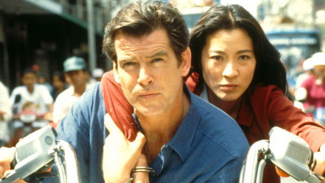 
Cảnh hành động của Pierce Brosnan và Dương Tử Quỳnh trong Tomorrow Never Dies làm giả bối cảnh đường phố TPHCM ở Thái Lan.
